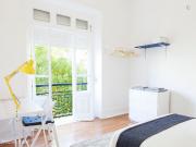 93931 Quarto com cama de casal, com varanda.