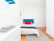 94059 Quarto com cama de casal em apartamento.