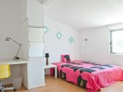 941 Quarto espaoso e bem equipado com cama.
