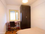 950 Quarto com cama de casal em apartamento.
