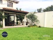 a01 casa con amplio jardín en renta/venta...