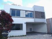 A04 CASA EN RENTA FRACC PEQUEÑO CON VIGILANCIA, ATRÁS DE...