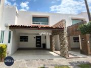 A04 CASA AMUEBLADA EN RENTA FRACC. RINCONADA SANTA FE...