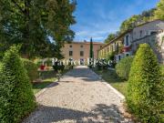 À 10 min de Poitiers, sur 2 ha avec piscine, une maison...