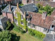 À 1 h 30 de Paris, au coeur du village de Gerberoy, une...