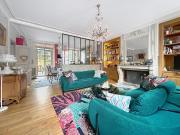 À 1h30 de Paris, hôtel particulier restauré avec soin,...