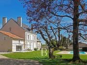 A 20 min de Poitiers Maison de maître rénovée avec goût....