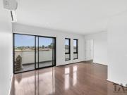 A 2 BEDROOM 1 BATHROOM & 1 CARPARK IN MENTONE!