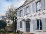 À 40 km de Paris, dans un village près de la Seine, une...