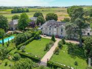 À 60 km de Tours, un ancien domaine viticole de 12 ha,...