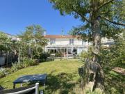 Maison familiale avec jardin et dépendances