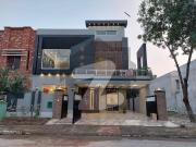 A beautiful 10 marla house for sale in takbeer block...