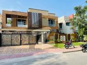 A beautiful 1 kanal house for sale in babar block sector...