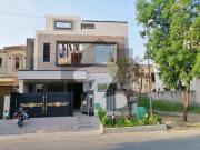 A beautiful 8 marla house for sale in usman block sector...