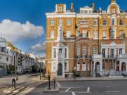 A Beautiful Duplex Apartment on Pont Street