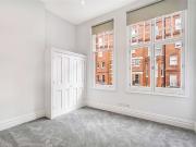 A beautifully bright three bedroom lateral apartment in...