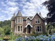 A beautifully presented upper flat in a converted...