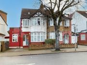 A beautifully renovated four bedroom flat on Geary Road,...