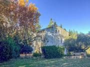 À Boulbon, face à la Montagnette, au village et à son...