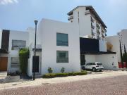 A Casa en Venta con Alberca en Cumbres del Lago...