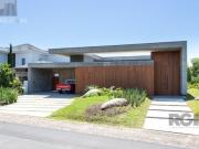 A Casa Le Mans, uma residência térrea de esquina com...