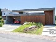 A Casa Le Mans, uma residência térrea de esquina com...