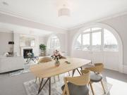 A charming and well proportioned family apartment to...