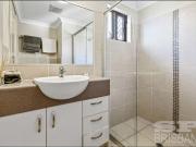 A cosy apartment close to Westfield Garden City shopping...