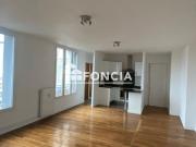 À deux pas de la gare et en centre ville, appartement 3...