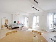 A deux pas de la gare Saint Lazare, dans un bel immeuble...