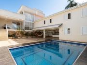 A estrutura não pede licença. Ela se apresenta