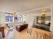 A Hollowstone, Nottingham NG1, 2 bed flat to rent,...