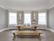 A light and expansive, three bedroom, lateral apartment...