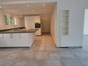 A louer au rez, un 6.5 pièces entièrement rénové denv....