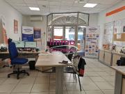 A LOUER LOCAUX A USAGE COMMERCIAL / PROFESSIONNEL...