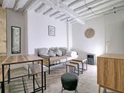 A LOUER Superbe studio meublé, entièrement rénové Hyper...