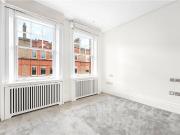 A magnificent top floor third floor with lift four...