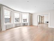 A magnificent top floor third floor with lift four...