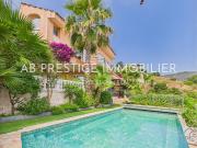 À Mandelieu, élégante propriété VUE MER, de 289 m²...