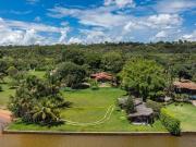 A margem do lago ainda aceita projetos à altura? Aqui, sim