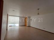 A media cuadra de Reforma, depto en último piso, con 2...