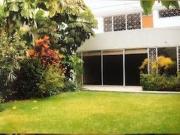 A metros d/parque, ambientes grandes, y gran jardin...