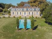 À moins d'une 1h de Bordeaux Château du Xviii ème...