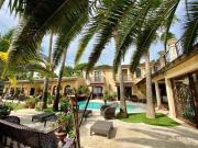 A PIED DU VIEUX VILLAGE DE MOUGINS