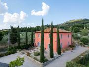 A pochi minuti da Cortona, immersa nella quiete delle...