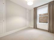 A recently refurbished first floor flat with lift in...