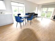 A room for rent in 2 bedroom Flat in 529 Stanningley...