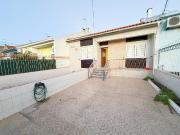 A seguinte moradia está muito bem localizada no centro...