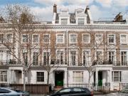 A self contained studio flat with high ceilings and...