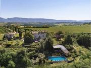 A soli 7 km da Todi, nel cuore delle colline umbre,...
